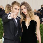 Justin Bieber e Hailey Bieber mostrando a oferta da liberdade de ganhos de Tag