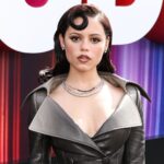 Jenna Ortega estreia sem cheques Eybrow na quarta -feira e vermelho