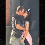 Assistatefela Nathan Letsey beijar Kutia Raymonde para a Disneylândia