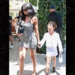Kylie Jenner e uma filha Smitiri seguram a mão na mão para ir a uma jornada