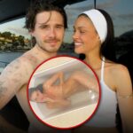 Nicola Peltz se estende por Wathere em um banheiro para o Instagram
