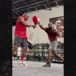 Adrian Penson começa a se exercitar para uma luta de boxe e oponente de pôquer