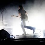Mk.gee prende uma coleção de pedra de pedra sem jornada de musgo e direitos de guitarra
