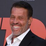 Tony Robbins acusando mais do que não permitir a juventude da IA