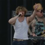 O cantor sublime Jakob Dealll Deal parou de colocar o gato que precede um show