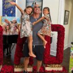 Veja os ombros de Hermatown de Dwayne Johnson em suas filhas para 2 filhas