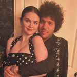 Selena Gomez revela uma densa estranha para o casamento Benny Blanco