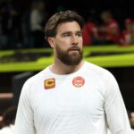 Travis Kelce conectando o tempo de futebol com uma grande mudança de cabelo
