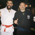 Os irmãos de Kelce enfrentam Chuck Liddell no trailer para garagem para cerveja de garagem