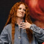 Jess Glynne sente folhas férteis usando um áudio de férias para recomendar a colocação de gelo