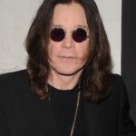 Ozzy Osborne dorme ao lado do cólon em casa após funeral privado