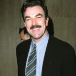 Tom Selleck, 80, parece inalterado durante a saída incomumente