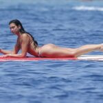 DIPA Flaits Bikini Body fazendo Yoga Padleboard