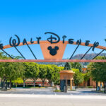 A recompensa e o lucro da Disney aparecem como computadores da empresa renovada