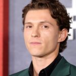 Tom Holland diz “piquenáculo” para “Every Britain” no 007 britânico