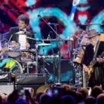 Veja também em companhia e companhia para fazer ‘Caixa de chuva’ com o filho de Phil Lesh em um show de março de 60