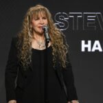 STEVIE NUCKS POSTONES SHOW APÓS OMBROS BRONDENTES