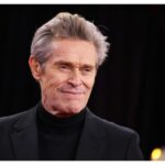 Willem leva para aceitar o coração honorário de Sarajeva no local do filme