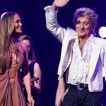 Rod Stewart mostra uma imagens de Ozzy Osborne no céu no céu com fotos de música no show