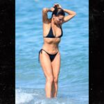 Eve Longdoria aquece a praia com biquíni preto de multas