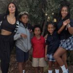 Kim Kardashian mostra ao lado de olhar para seus filhos