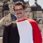 Pedro Pascal foi pego na parte mais poderosa, ainda é seus longos jogadores antes que os capacetes e superpotências tivessem passado!