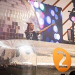 A BBC Radio 2 explode quando o tijolo cai em uma partida de escuta mais de vinte anos após o movimento